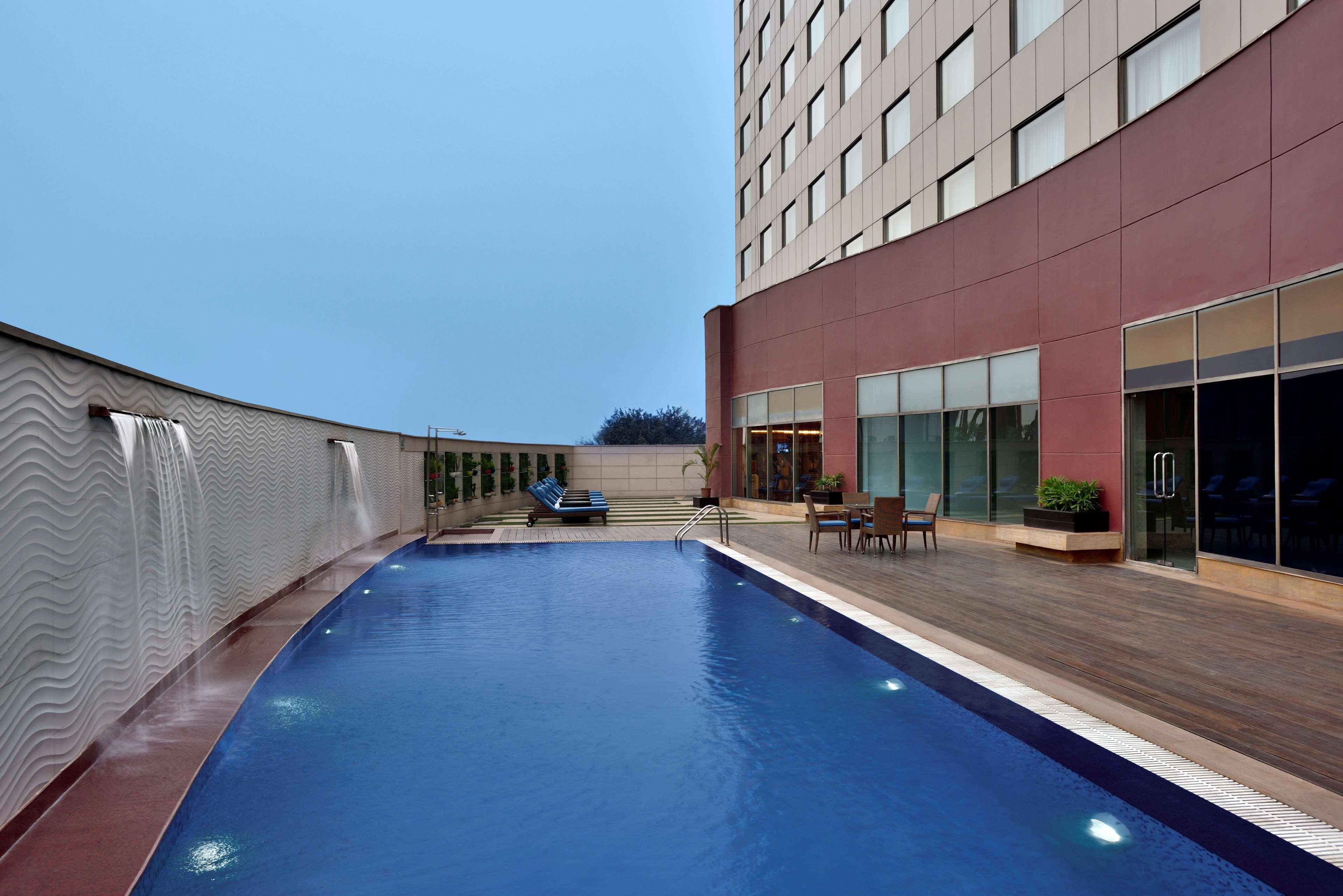 Radisson Gurugram Udyog Vihar Hotel Gurgaon Exterior photo